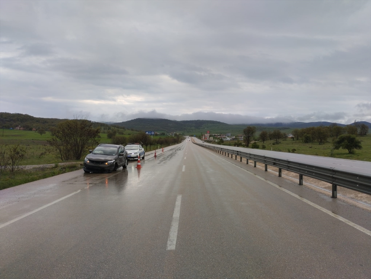 Afyonkarahisar'da Otomobilin Bariyerlere Çarptığı Kazada 5 Kişi Yaralandı