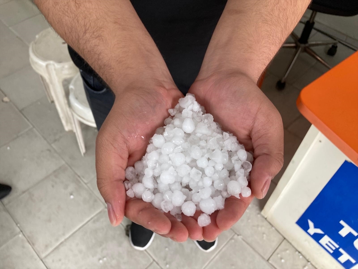 İzmir ve Manisa'da Sağanak Ve Dolu Etkili Oldu