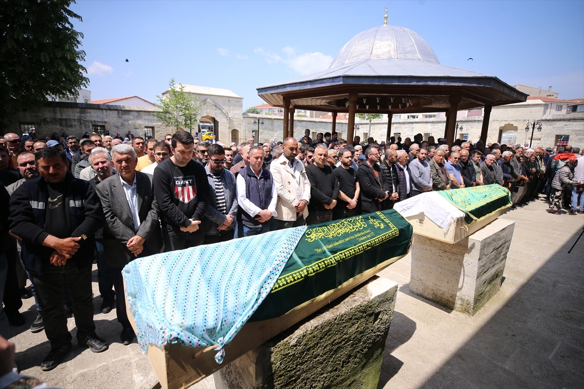 Kırklareli'nde Tırın Çarpması Sonucu Yaşamını Yitiren Anneanne ve Torununun Cenazesi Defnedildi