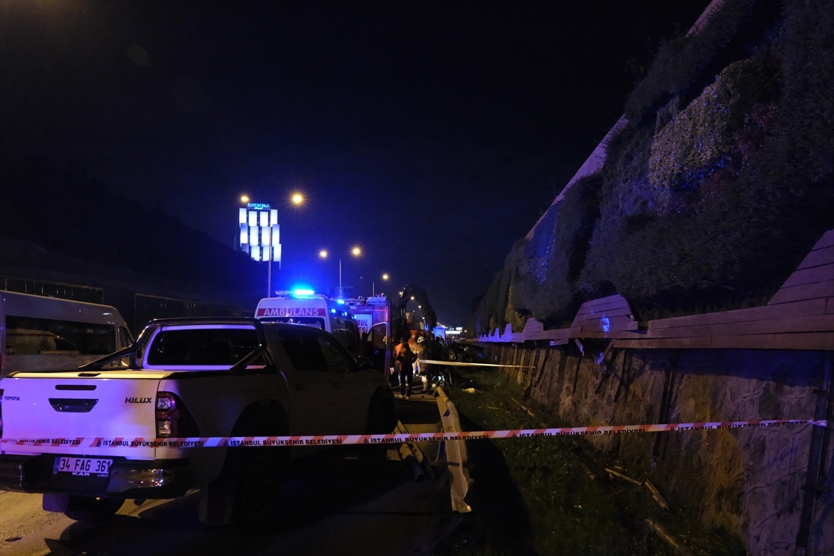Maltepe'de Aracın Yol Kenarında Çalışan İBB İşçilerine Çarpması Sonucu 4 Kişi Öldü 
