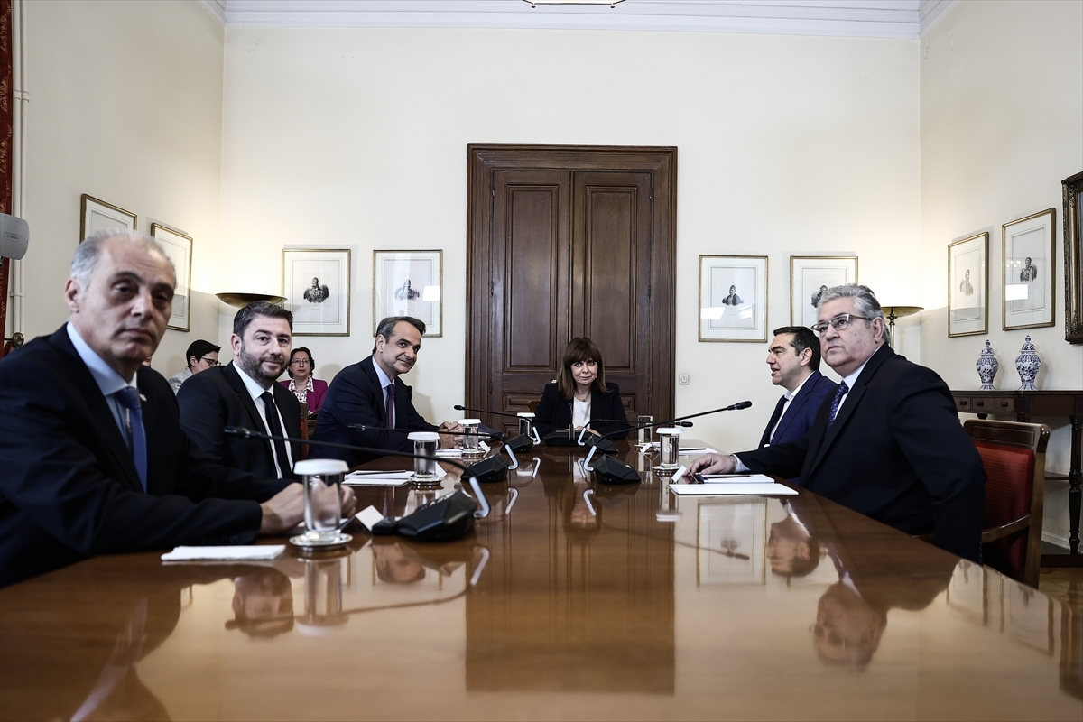 Yunanistan Cumhurbaşkanı Sakelaropulu Parti Liderleriyle Görüştü