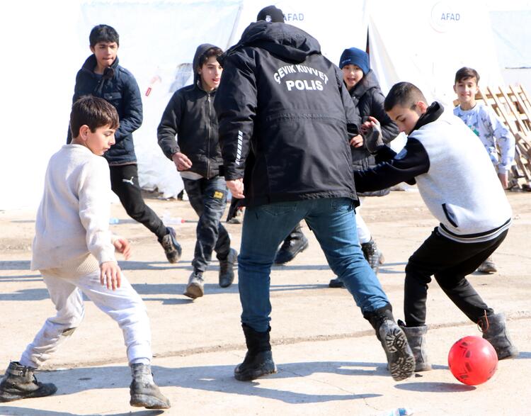 Adana'da Polisler Depremzede Çocuklarla Futbol Oynadı