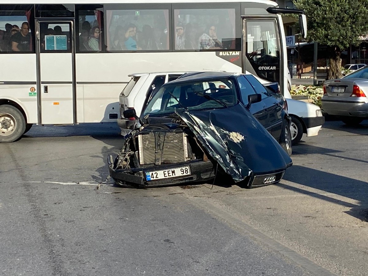 Antalya'da Servis Minibüsü İle Otomobilin Çarpıştığı Kazada 12 Kişi Yaralandı