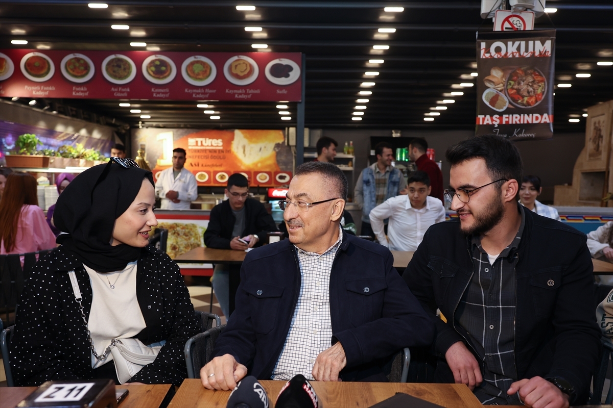 Cumhurbaşkanı Yardımcısı Oktay Gençlerle Kokoreç Yedi