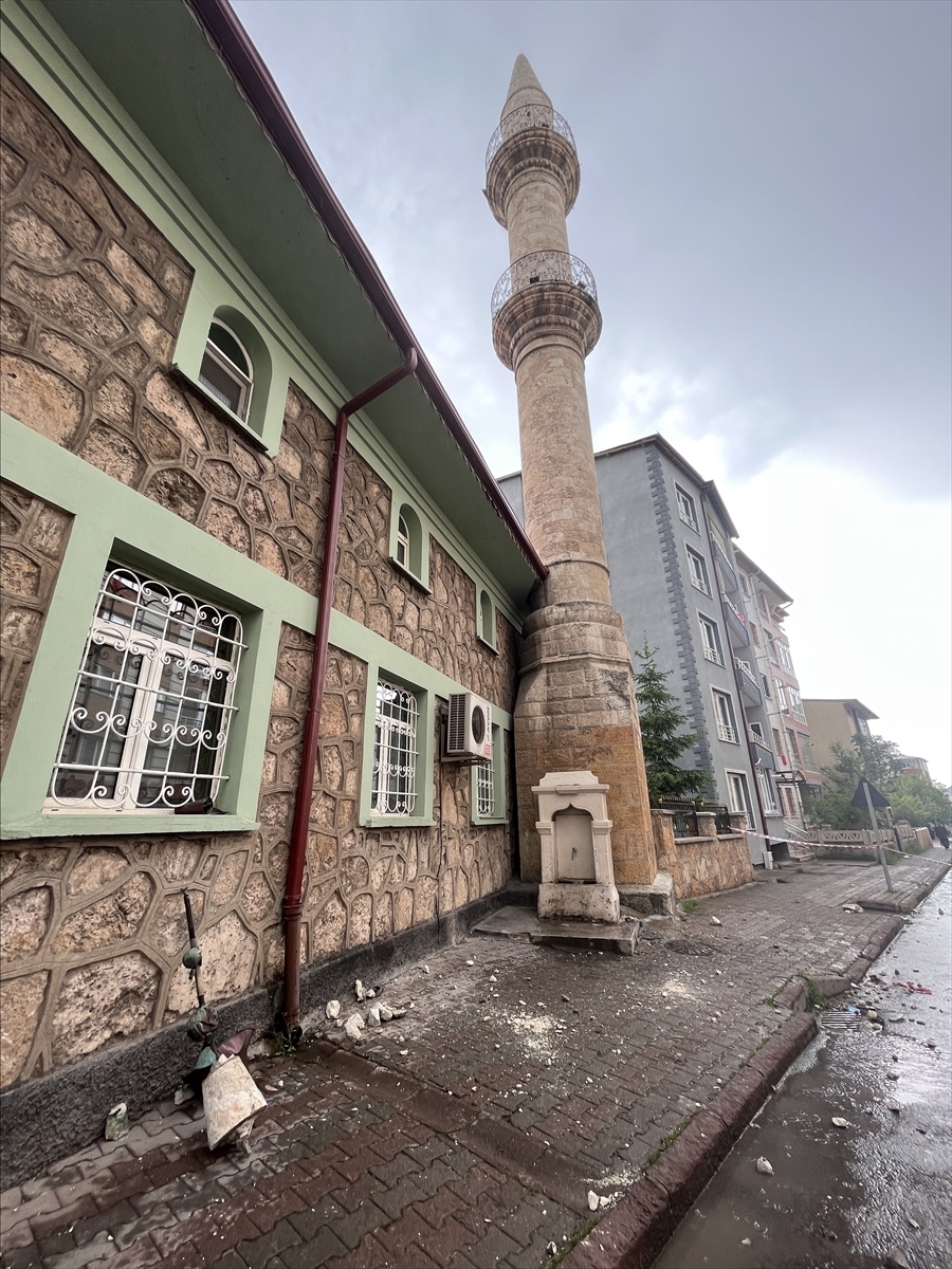Sivas'ta Yıldırım Düşen Caminin Minaresi Zarar Gördü