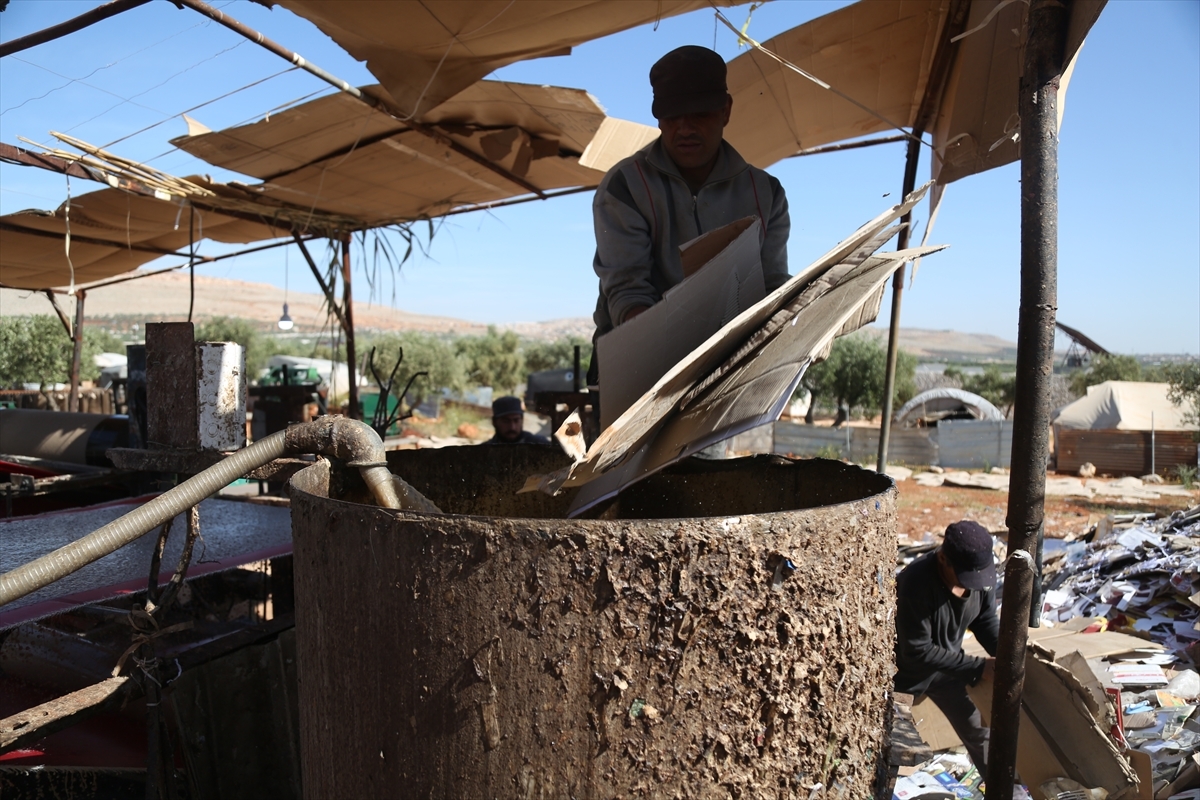 İdlib'deki Tesislerde Tonlarca Atık Kağıt Yeniden Üretime Kazandırılıyor
