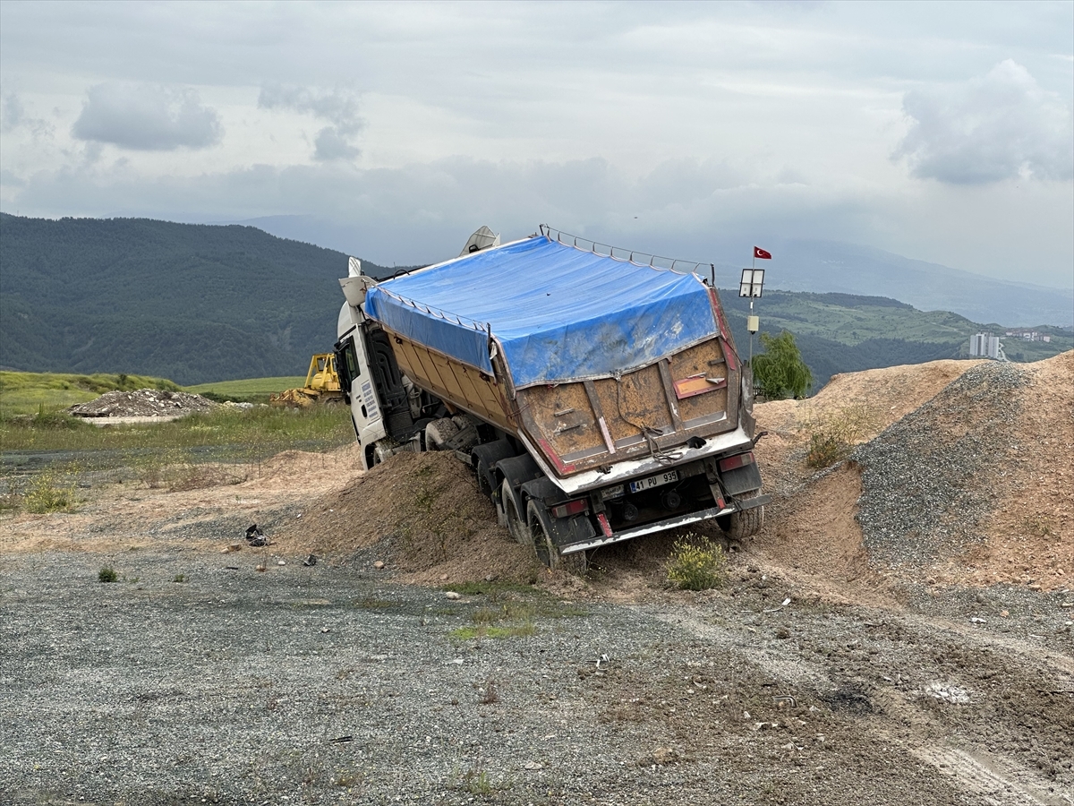 Karabük'te Toprak Yığınlarına Çarpan Tırın Sürücüsü Yaralandı