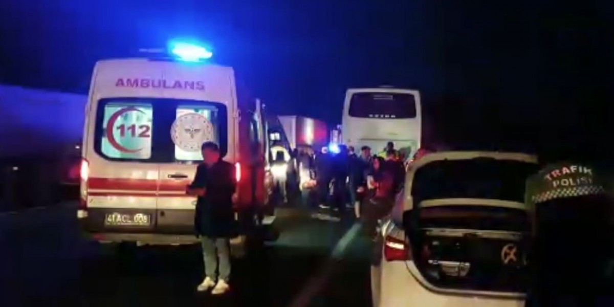 Sakarya'da AK Partili Seçmenleri Taşıyan Otobüsün Tıra Çarpması Sonucu 22 Kişi Yaralandı