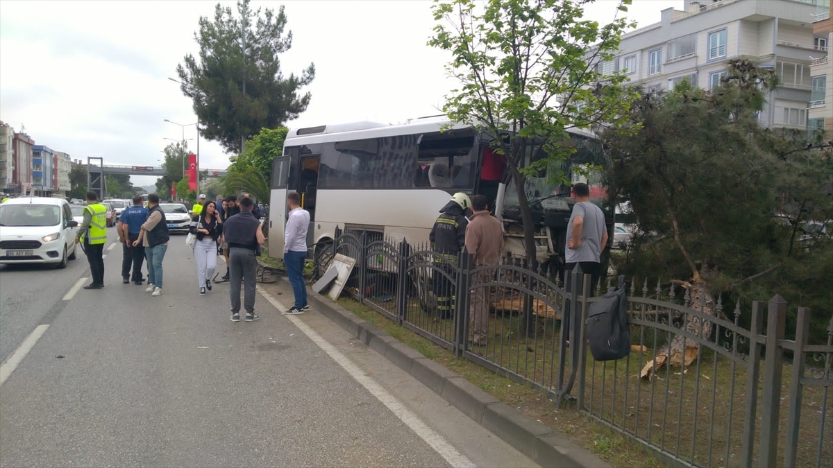 Samsun'da Refüje Çarpan Personel Servisindeki 9 Kişi Yaralandı