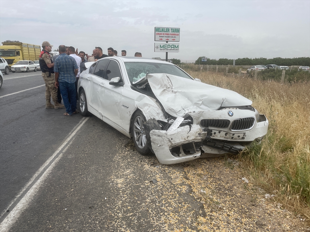 Şanlıurfa'da Hafif Ticari Araç İle Otomobil Çarpıştı 5 Kişi Yaralandı