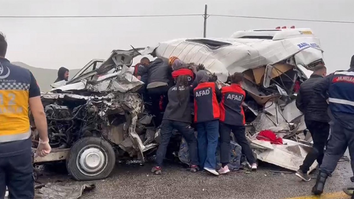 Sivas'ta Tır İle Yolcu Minibüsünün Çarpıştığı Kazada 4 Kişi Öldü