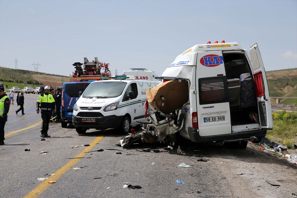 Sivas'ta Tır İle Yolcu Minibüsünün Çarpıştığı Kazada 5 Kişi Öldü