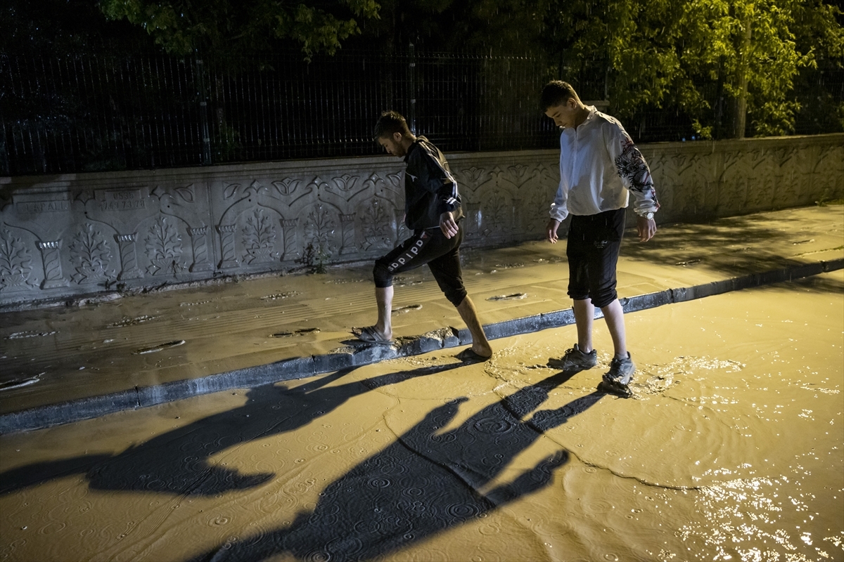 Ankara'nın Sincan İlçesinde Sağanak Nedeniyle Su Baskınları Yaşandı 