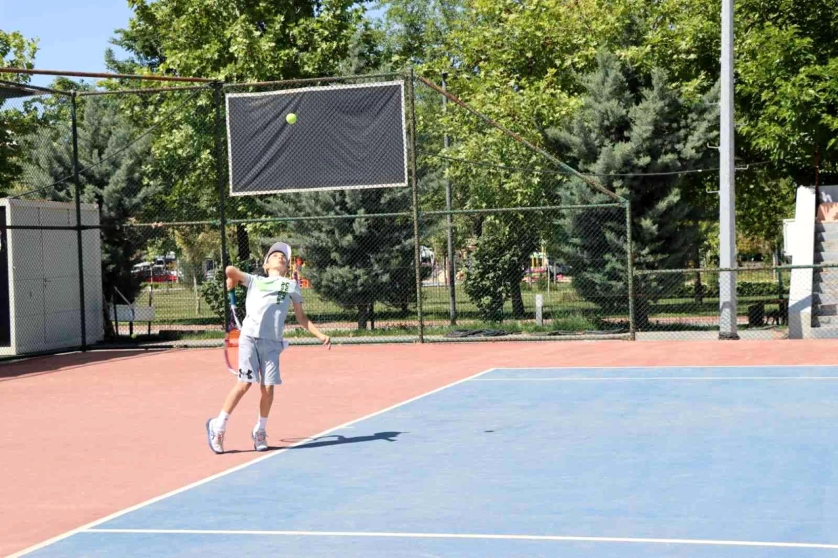 Okul Sporlarında Minikler ve Küçükler Türkiye Tenis Şampiyonası İzmir'de Başladı