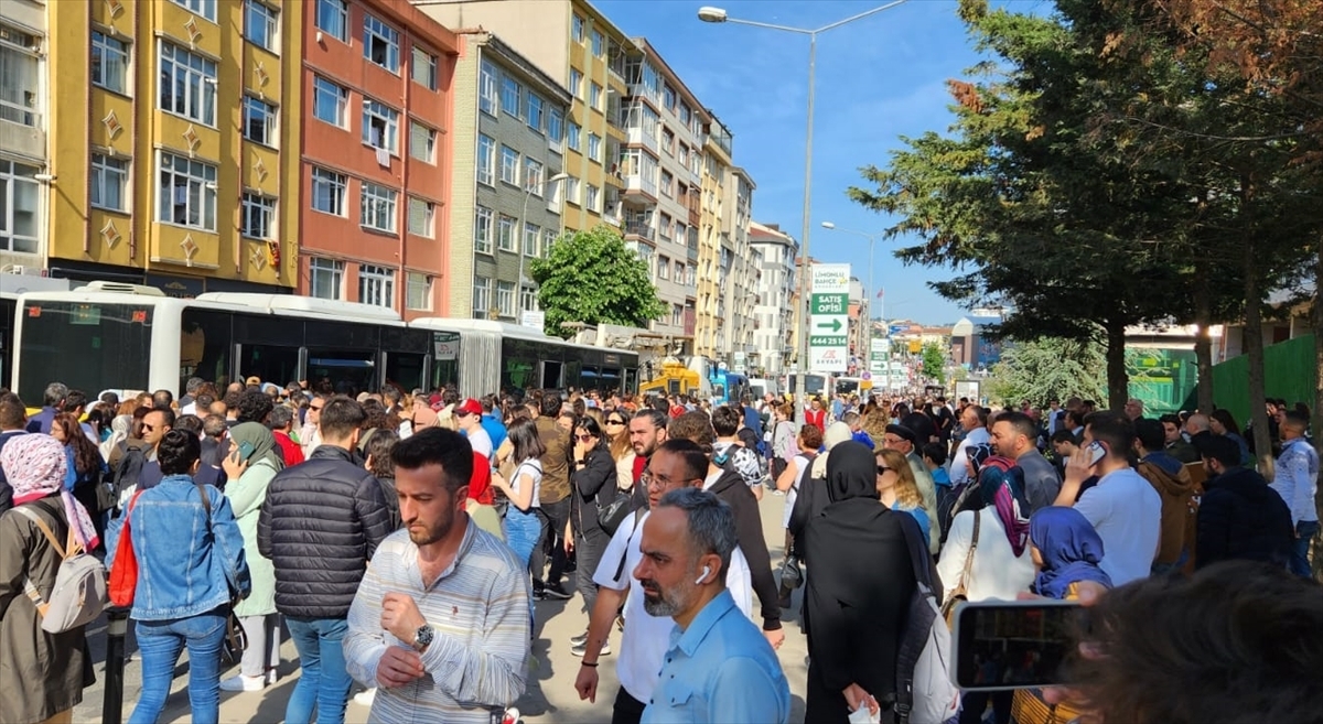 Üsküdar - Çekmeköy Metrosundaki Arıza Nedeniyle Yoğunluk Oluştu