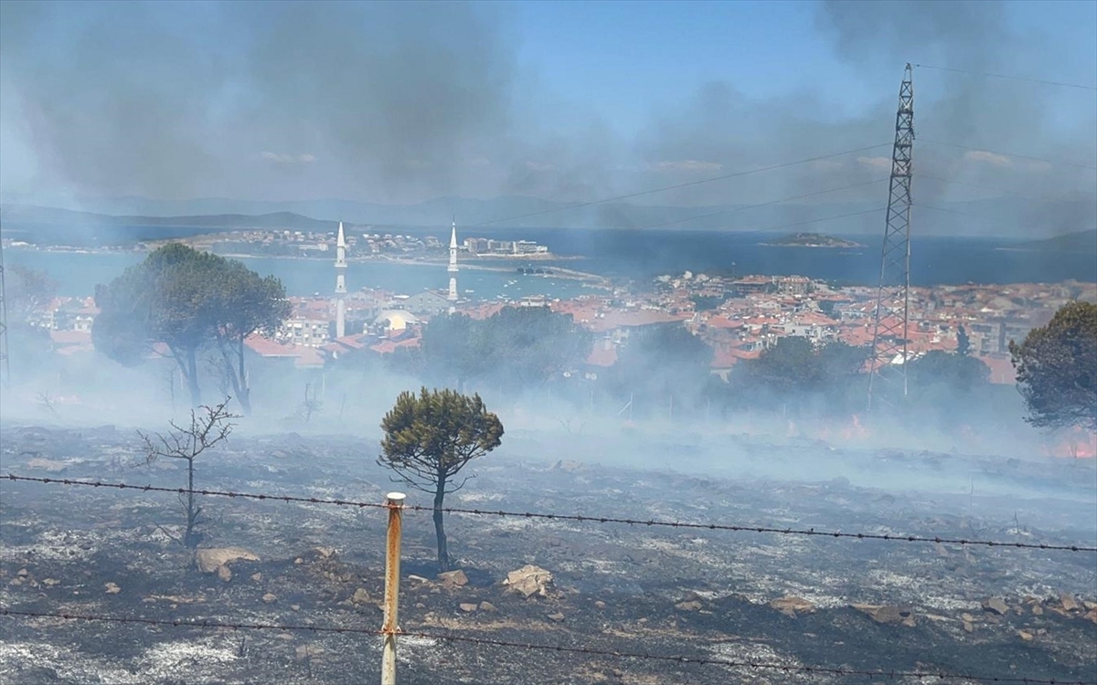 Balıkesir'de Yerleşim Yerlerine Yakın Otluk Alanda Çıkan Yangına Havadan Müdahale Edildi