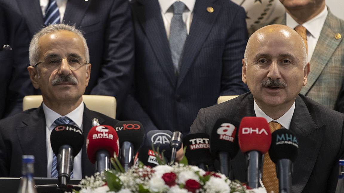 Ulaştırma ve Altyapı Bakanı Uraloğlu, Görevi Karaismailoğlu'ndan Devraldı