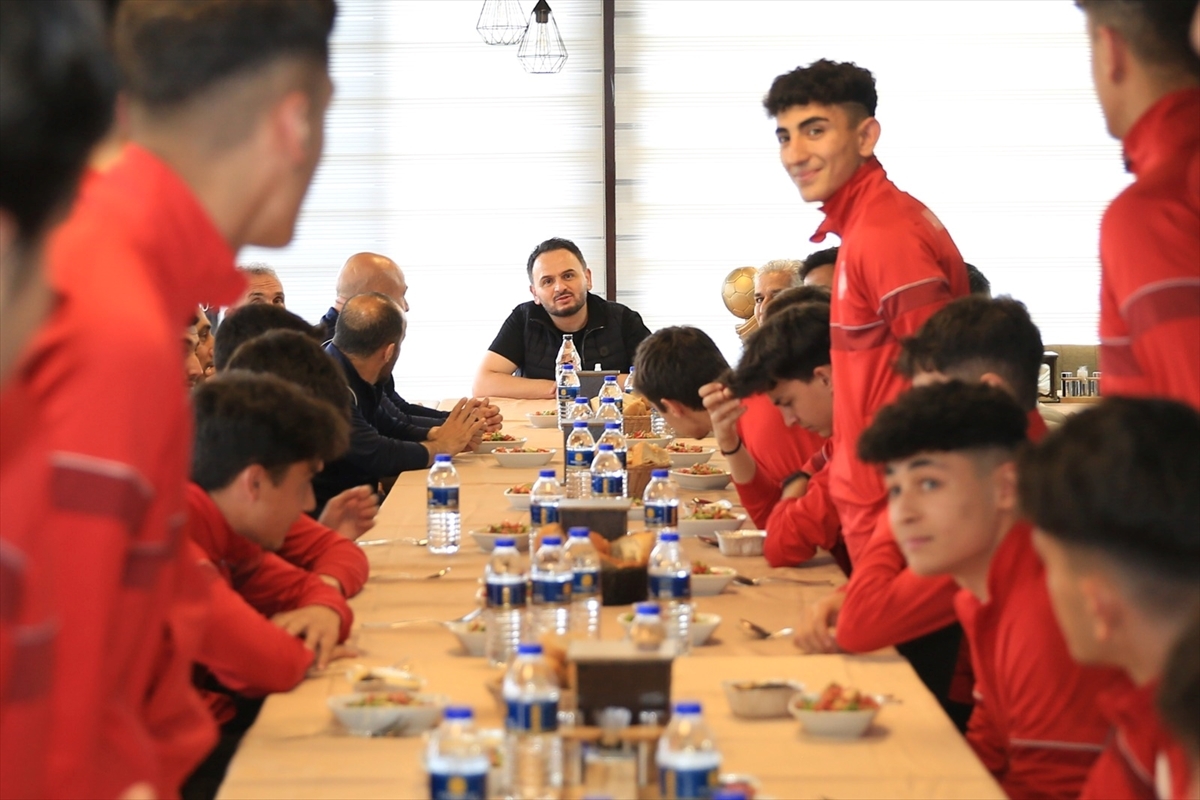 Ankara Keçiörengücü Yönetimi Şampiyon U17 Takımıyla Bir Araya Geldi