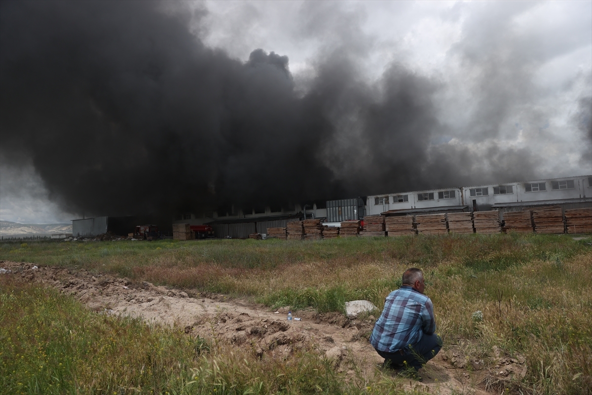 Ankara'da Mobilya Fabrikasında Çıkan Yangın Kontrol Altına Alındı