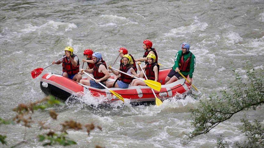 Milli Sporcular, Çevre Farkındalığı İçin Melen Çayı'nda Rafting Yapıp Çöp Topladı