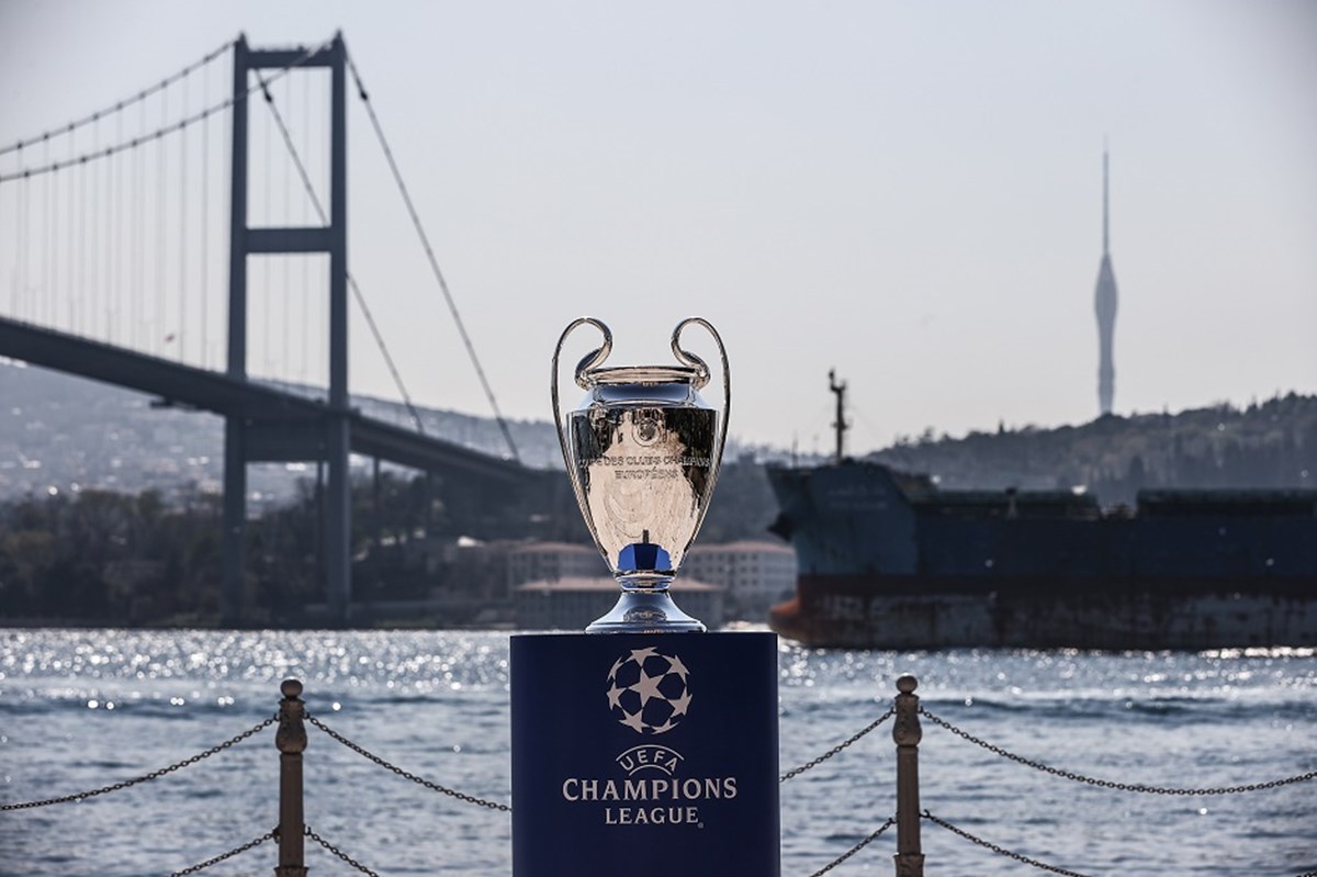 UEFA Şampiyonlar Ligi Finalistlerinin Bayrakları İstanbul Boğazı'nda Dalgalanıyor