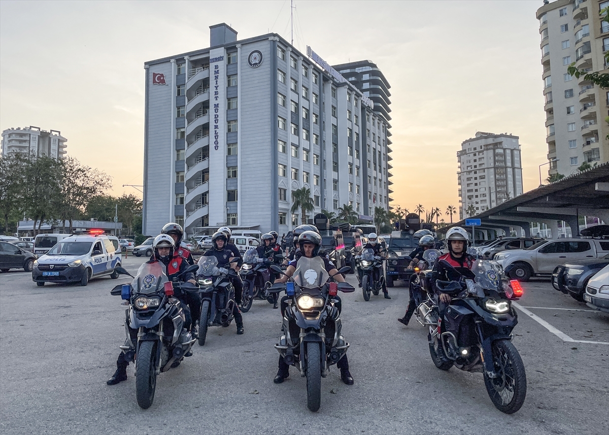 Mersin'de Uyuşturucu Satıcılarına Yönelik Şafak Baskınında 21 Zanlı Yakalandı