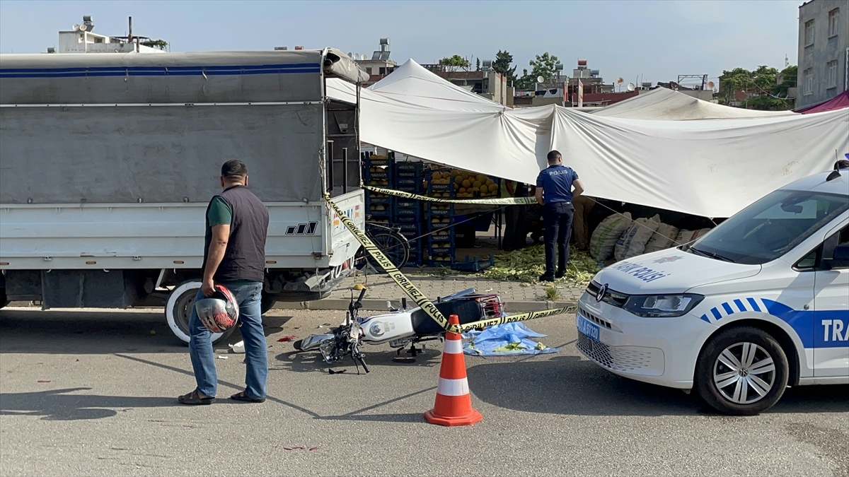 Adana'da Kamyonete Çarpan Motosikletin Sürücüsü Öldü