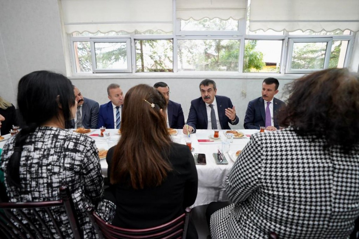 Milli Eğitim Bakanı Tekin, Cumhuriyet İlkokulu'nda Öğrenci ve Öğretmenlerle Buluştu