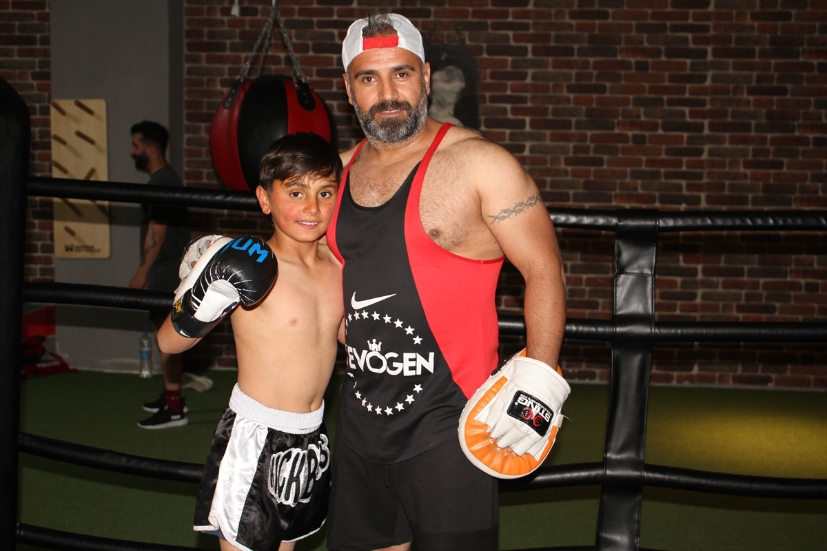 9 Yaşında Dünya Şampiyonu Olan Minik Kick Boksçu Yeni Hedefleri İçin Ter Döküyor
