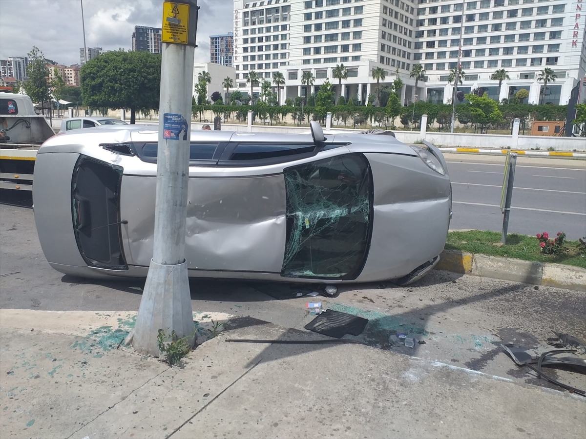 Pendik'te Devrilen Otomobilin Sürücüsü Yaralandı