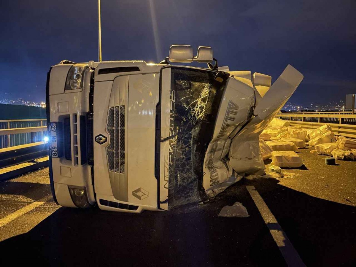 Kuzey Marmara Otoyolu'nun Bağlantı Yolu Devrilen Tır Yüzünden Ulaşıma Kapandı