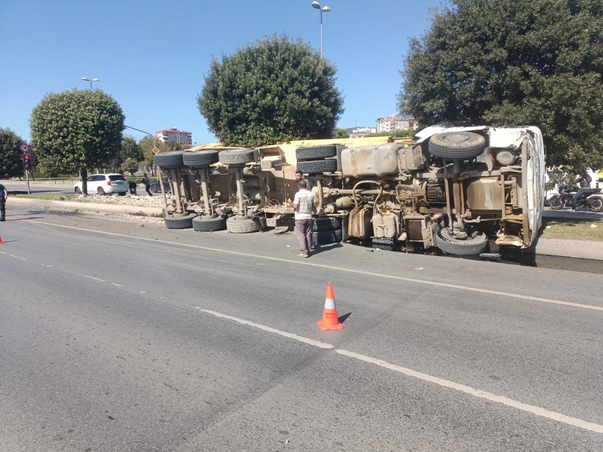 Pendik'te Hafriyat Kamyonunun Devrildiği Kazada 2 Kişi Yaralandı