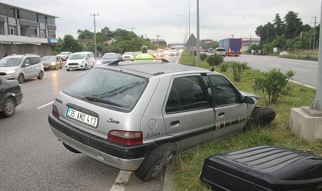 Samsun'da Otomobil Refüjdeki Aydınlatma Direğine Çarptı, 2 Kişi Yaralandı