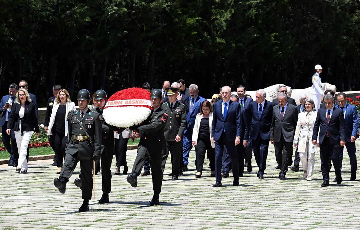 TBMM Başkanı Kurtulmuş ve Başkanlık Divanı Üyelerinden Anıtkabir Ziyareti