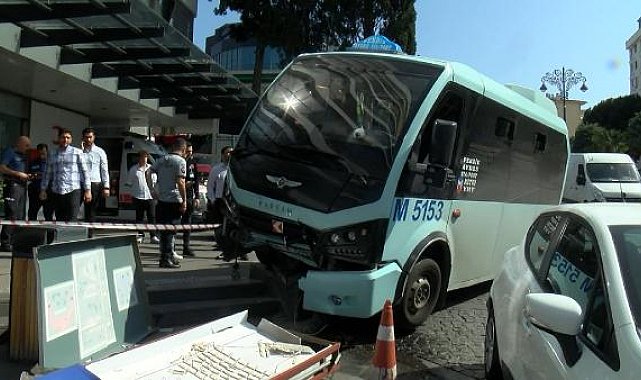 Pendik'te Hastanenin Acil Servisi Girişindeki Tabelaya Çarpan Minibüsün Sürücüsü Yaralandı