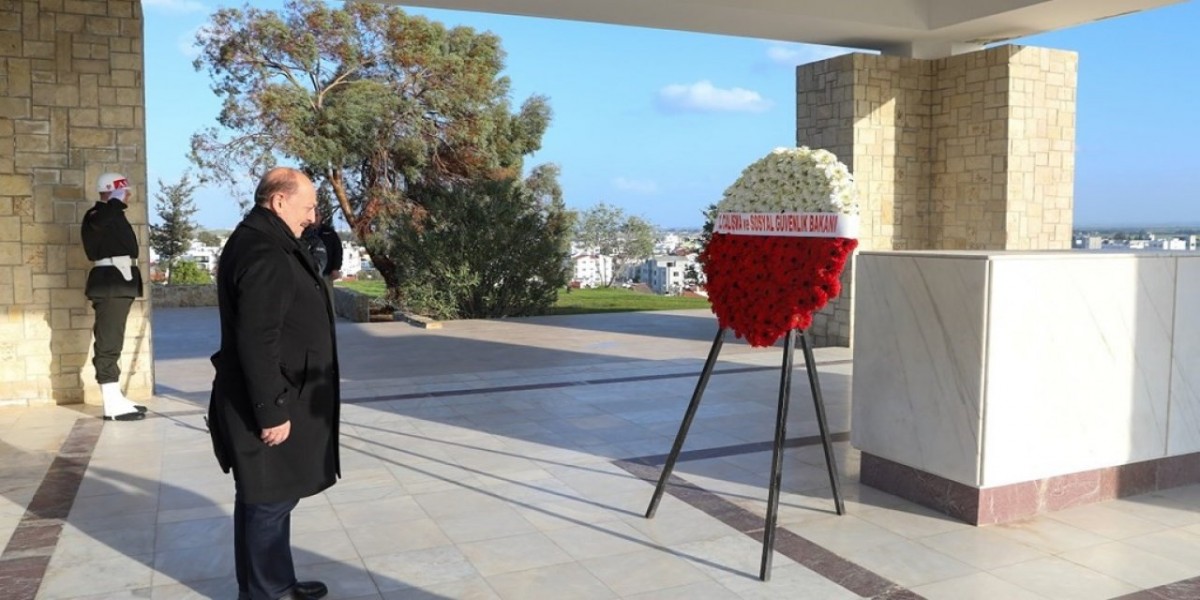 Cumhurbaşkanı Yardımcısı Yılmaz, Denktaş ve Küçük'ün Anıt Mezarlarını Ziyaret Etti
