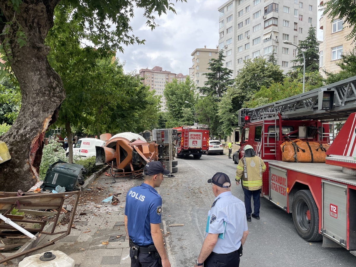 Kadıköy'de Park Halindeki Araçların Üzerine Devrilen Beton Mikserinin Sürücüsü Yaralandı