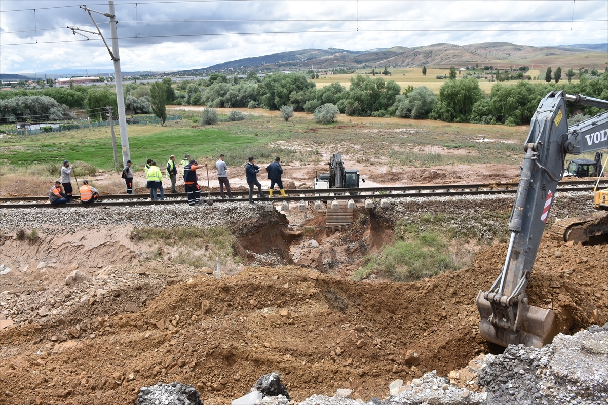 Kırıkkale'de Sağanak Nedeniyle Dereler Taştı, Tren Yolunda Göçük Oluştu