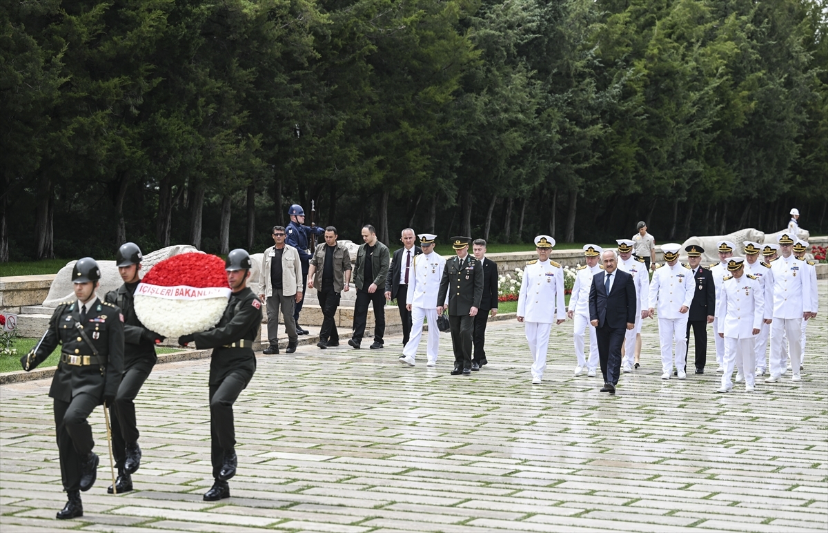 Sahil Güvenlik Komutanlığından Anıtkabir'e Ziyaret 