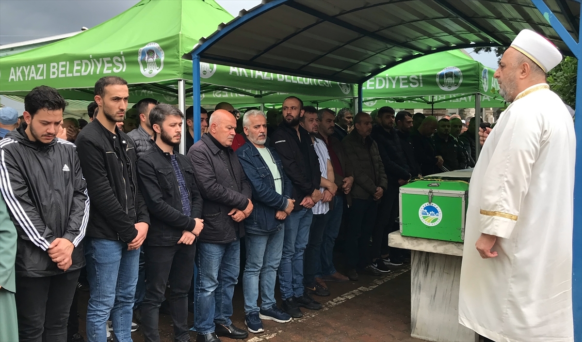 Sakarya'da Kızını YKS'ye Yetiştirmek İsterken Kazada Ölen Babanın Cenazesi Defnedildi