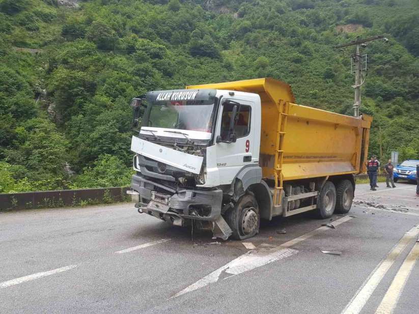 Giresun'da Kamyon İle Minibüsün Çarpıştığı Kazada 1 Kişi Öldü
