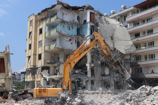 Hatay'da Ağır Hasarlı Binaların Yıkımına Devam Ediliyor