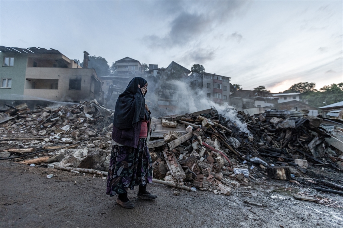 Erzurum'da Yangında Evleri Yananlar İçin AFAD Tarafından Çadır Kuruldu