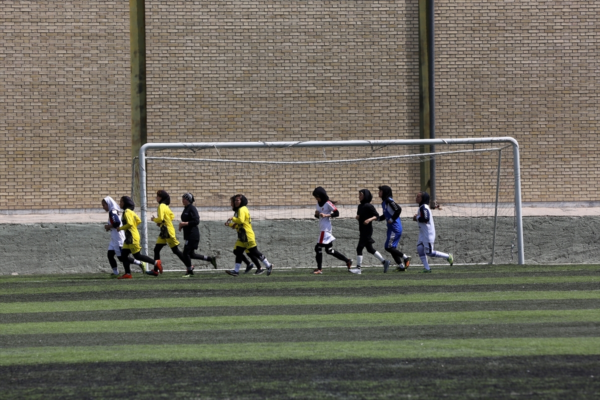 İran’daki Afgan Kadın Futbolcular Büyük Takımlarda Oynamanın Hayalini Kuruyor