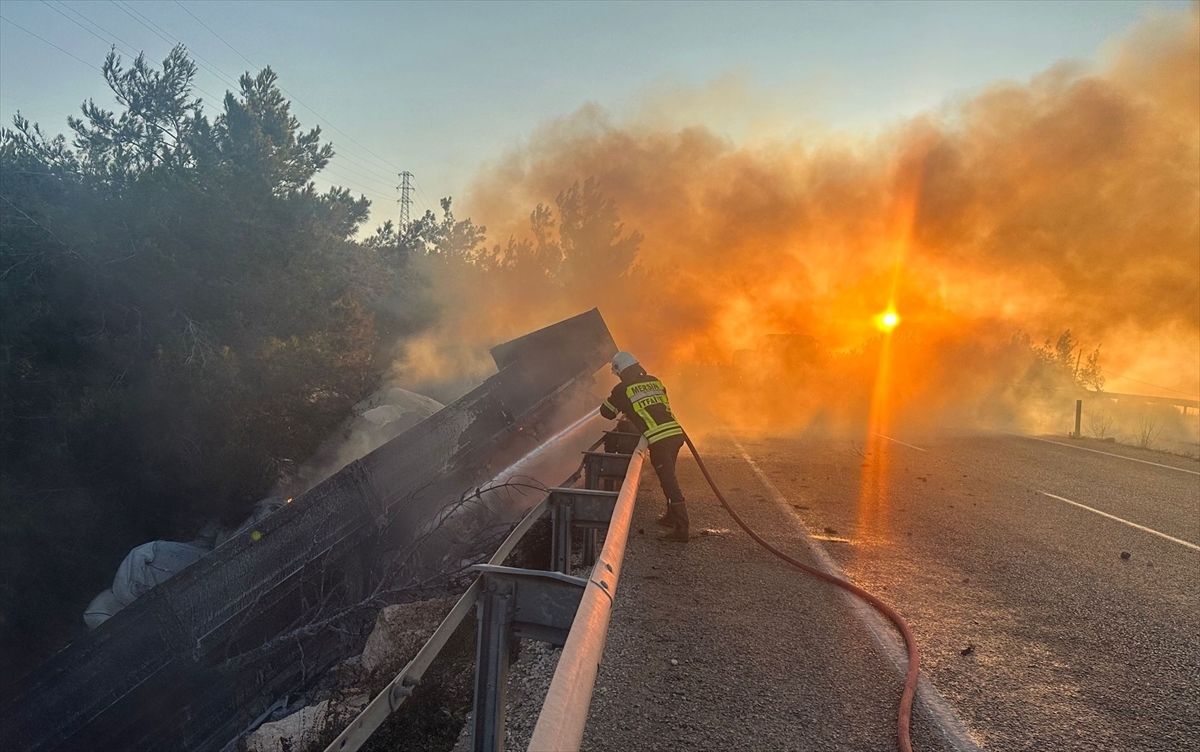 Mersin'de Şarampole Devrilen Balık Yemi Yüklü Tırda Yangın Çıktı