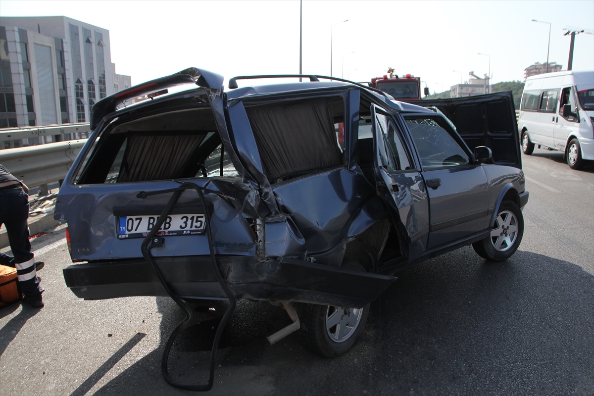 Antalya'da Otomobille Hafif Ticari Aracın Karıştığı Kazada Özel Güvenlik Görevlisi Öldü
