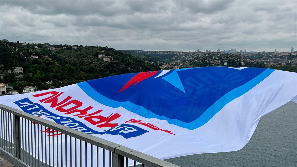 Anadolu Efes'in Şampiyonluk Bayrakları İstanbul Boğazı'ndaki Köprülere Asıldı