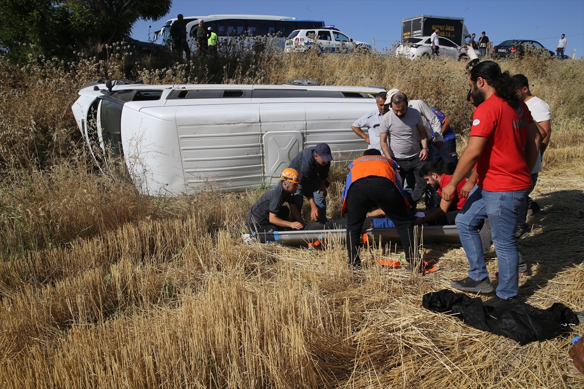 Adıyaman'da Devrilen Minibüsteki 5 Kişi Yaralandı