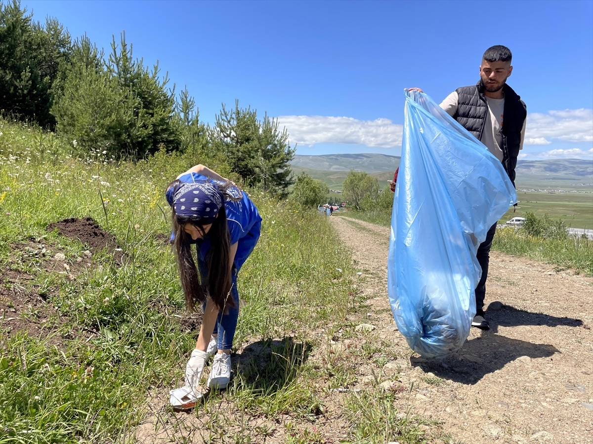 Ardahan'da Gönüllü Gençler Ormanda Çöp Topladı