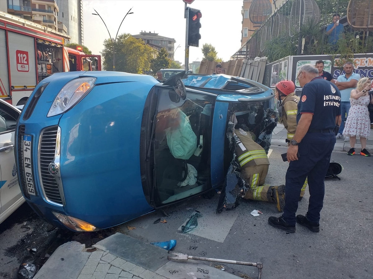 Kartal'da İki Otomobilin Çarpıştığı Kazada 3 Kişi Yaralandı